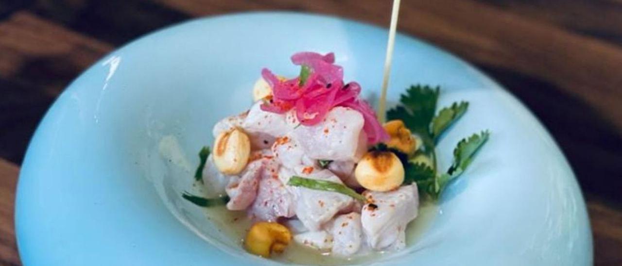 Ceviche de dados de mero canario con leche de tigre, cebolla encurtida, cilantro y millos.