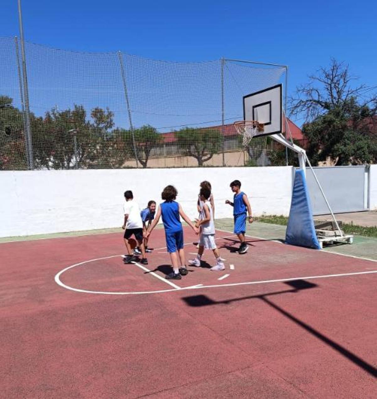 Pequeños jugando a básquet en Beniarjó