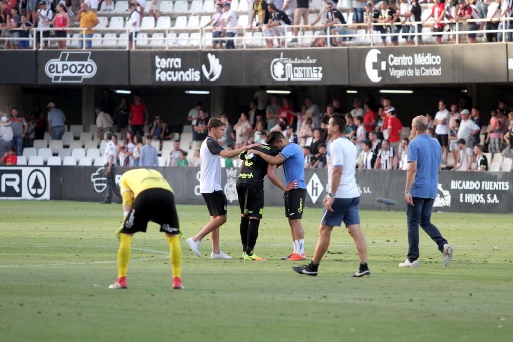 Los jugadores del FC Cartagena, tristes tras el partido que les deja sin ascenso