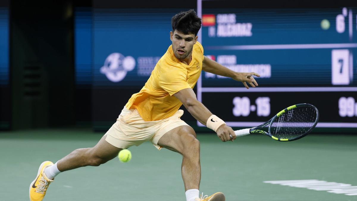 ALCARAZ INDIAN WELLS | El tenista murciano necesita tres sets para doblegar a Rinderknech