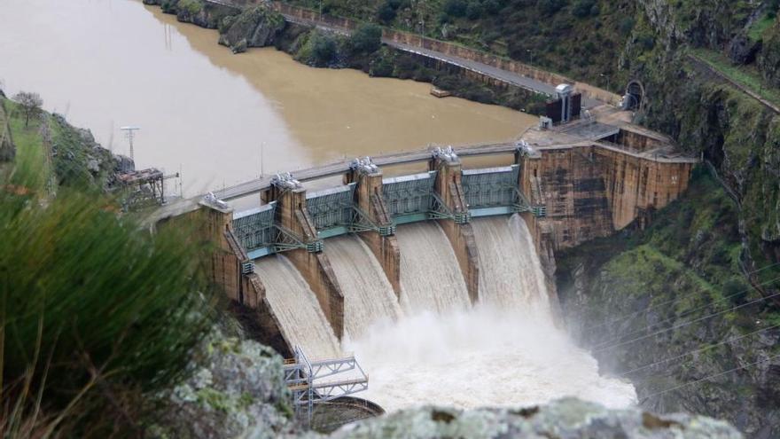 Las presas zamoranas sueltan agua durante la crecida de 2016