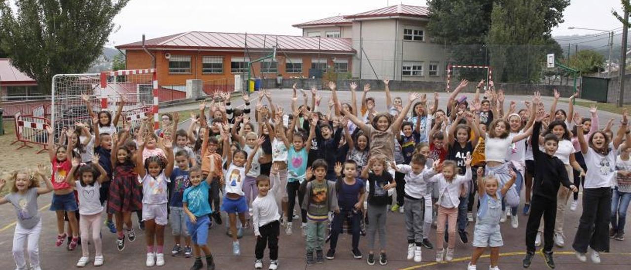 Alegría entre los alumnos del CEIP Santa Mariña ayer, en su vuelta al ‘cole’.