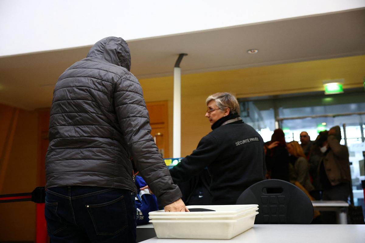 A man hiding his face arrives for the verdict in the trial for Dominique Pelicot, a Frenchman accused of drugging his then-wife Gisele Pelicot and recruiting dozens of strangers to rape her at their home in the southern French town of Mazan, and 50 co-accused, at the courthouse in Avignon, France, December 19, 2024. REUTERS/Manon Cruz