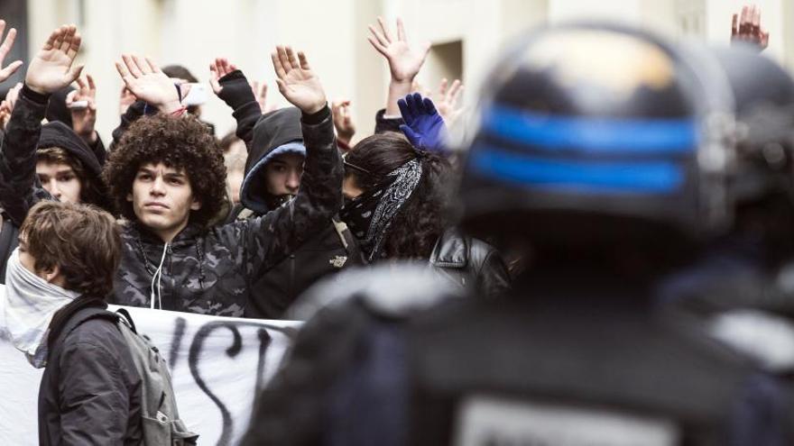 Varios estudiantes protestan en París por la violencia policial.