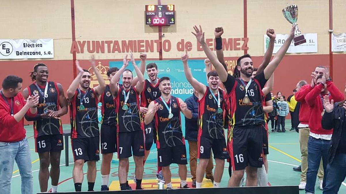 El Peñarroya celebra la victoria en la final de la Copa Diputación masculina de baloncesto.