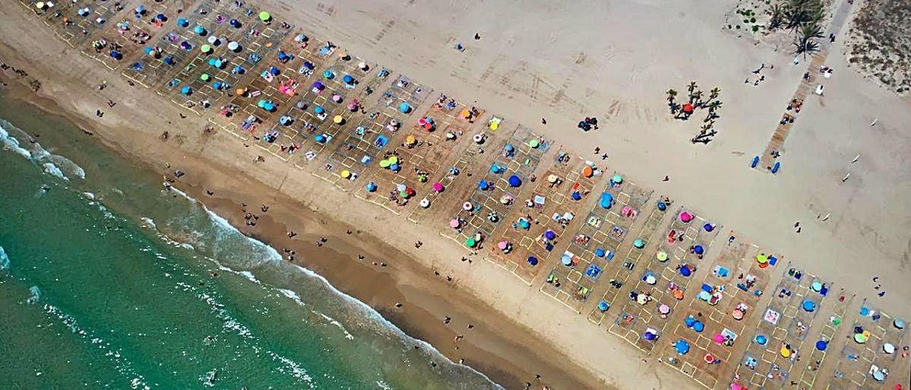 Vista de un tramo de la playa de Canet d&#039; En Berenguer ya parcelada.