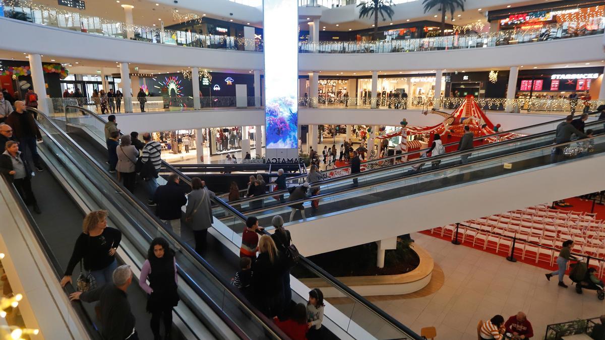 Personas comprando en un centro comercial durante las fiestas navideñas.