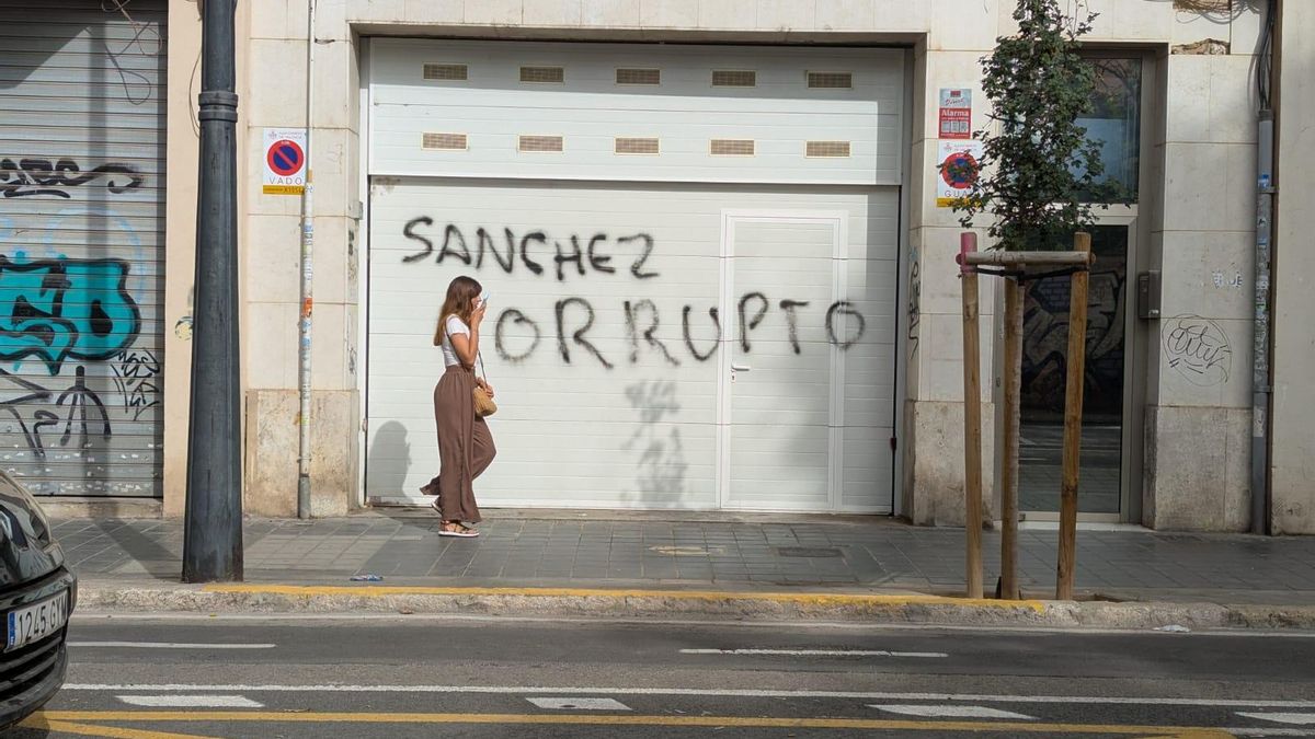 Aparecen pintadas en el domicilio de Ábalos en València