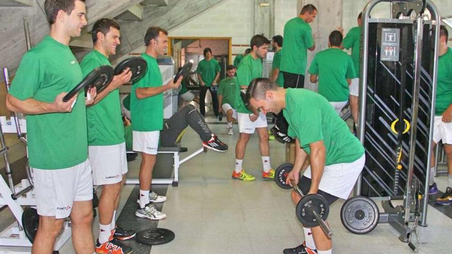 Los jugadores del Frigoríficos se ejercitan en el gimnasio de O Gatañal.