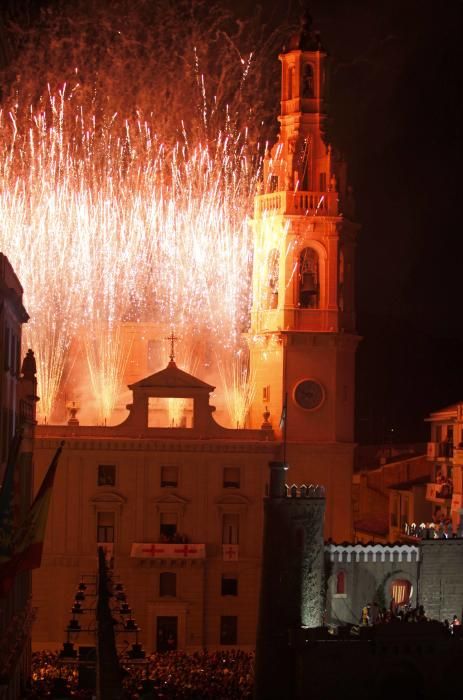 La Aparición de Sant Jordiet sobre el castillo y los fuegos artificiales cierran la Trilogía de las fiestas