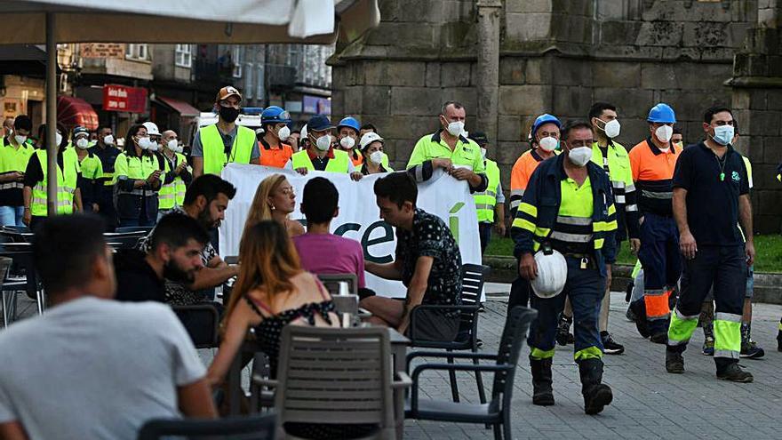 Ciudadanos, en una terraza contemplando la protesta. |   //  GUSTAVO SANTOS