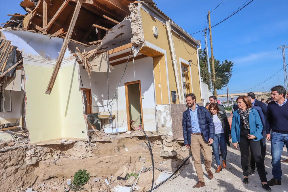 El presidente del PP, Pablo Casado, visita la zona de Almoradí en la que se rompió la mota del Segura