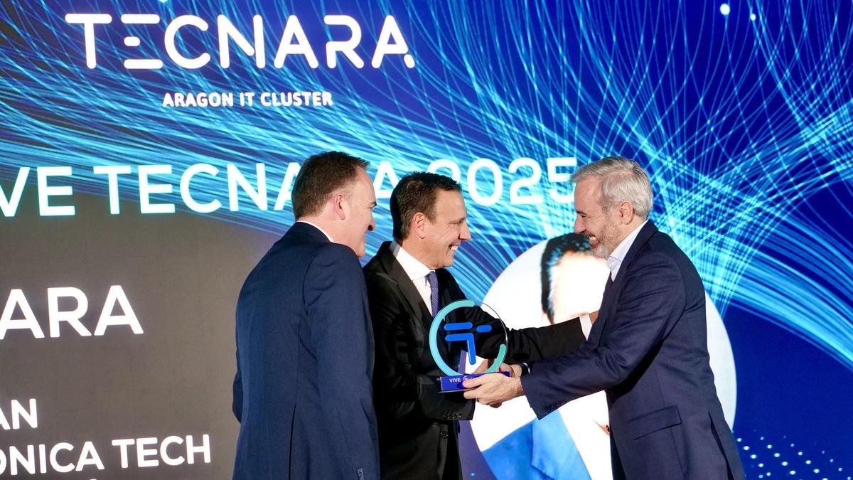 El presidente Azcón entrega uno de los premios de Tecnara a José Cerdán, este martes en Zaragoza.
