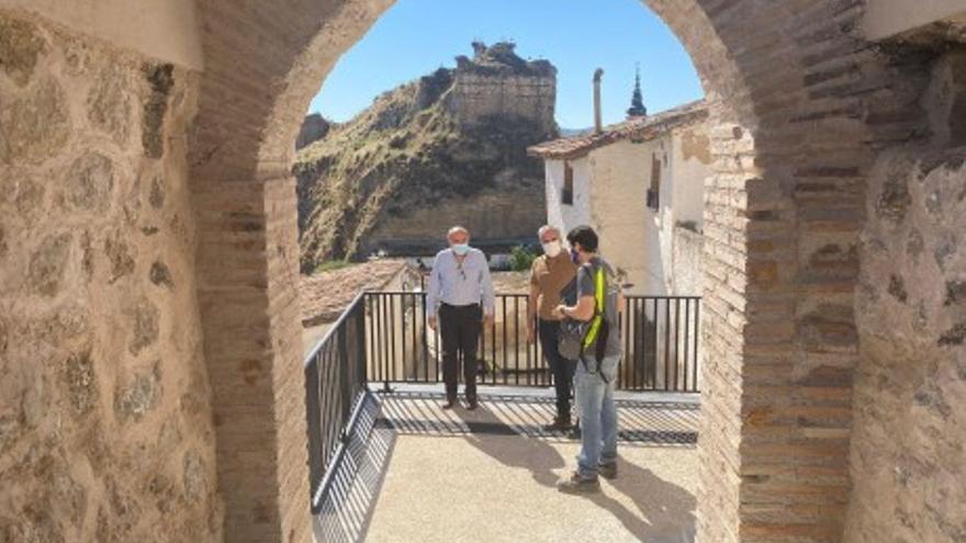 El alcalde de Calatayud, José Manuel Aranda, visita este lunes las obras ya finalizadas de la calle Torremocha.