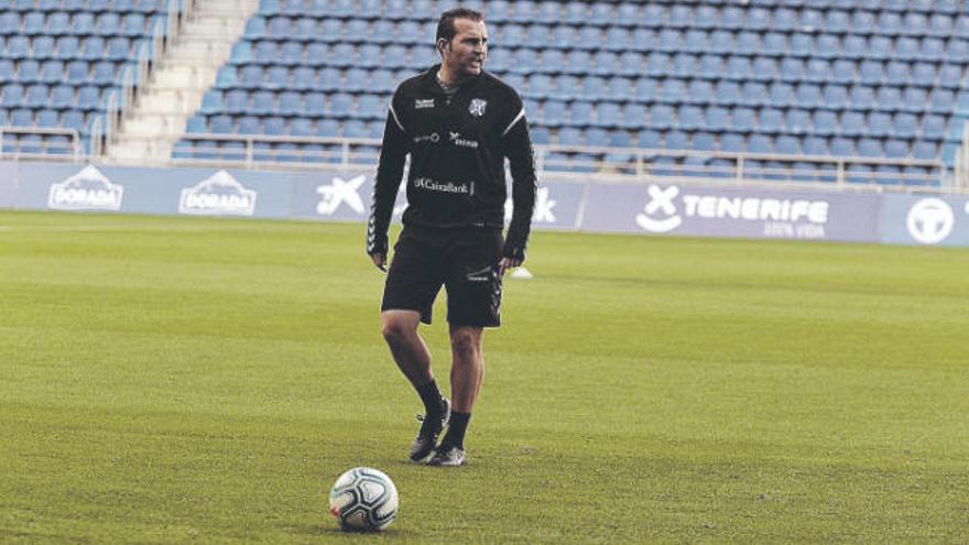 Rubén Baraja, entrenador del Tenerife, sobre el verde del Heliodoro Rodríguez López.