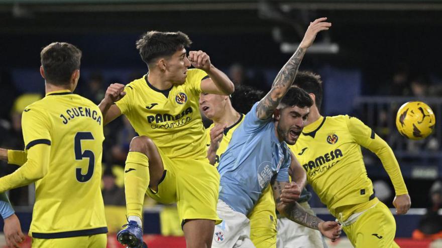 Unai Núñez despeja el balón en el partido ante el Celta.  | ANDREU ESTEBAN/EFE