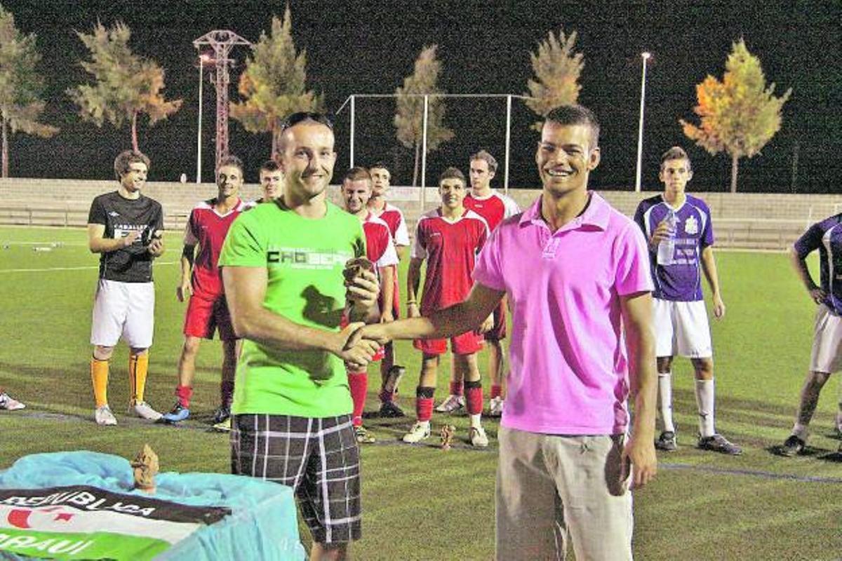 Baba, en la entrega de trofeos de uno de los campeonatos de fútbol