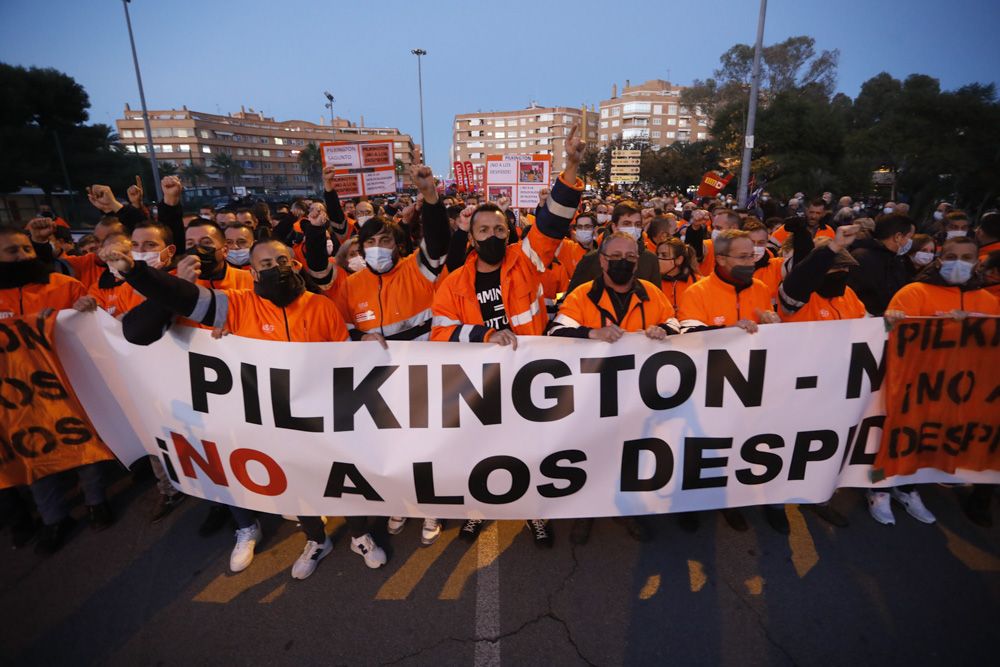 Los trabajadores de Pilkington se manifiestan, acompañados por miles de vecinos en el Port de Sagunt.