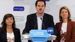 El eurodiputado del PP, Carlos Iturgáiz, junto a la candidata del PP en Bizkaia, Nerea Llanos, y expresidenta del partido en el País Vasco, Arantxa Quiroga.