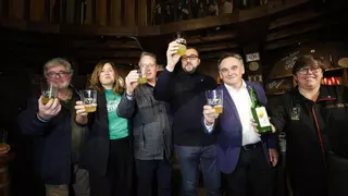 Así fue la celebración oficial en Nava: un "chute de autoestima" a tragos