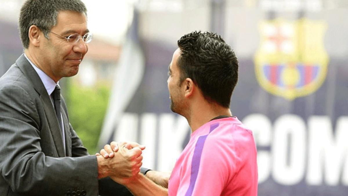 Xavi, departiendo con Bartomeu en su regreso al trabajo