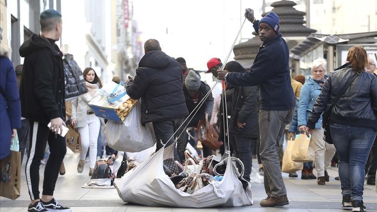 Manteros en la Gran Vía de Madrid