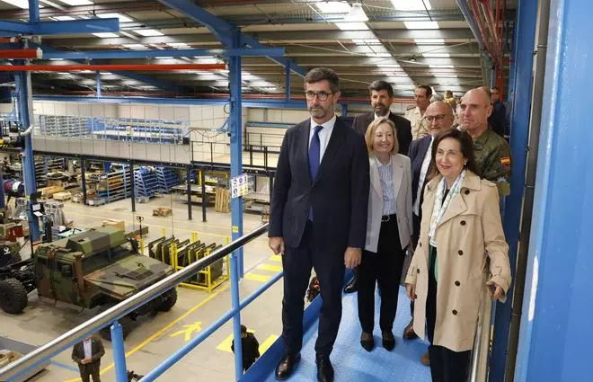 La ministra de Defensa pasa revista a las instalaciones de Urovesa en Valga