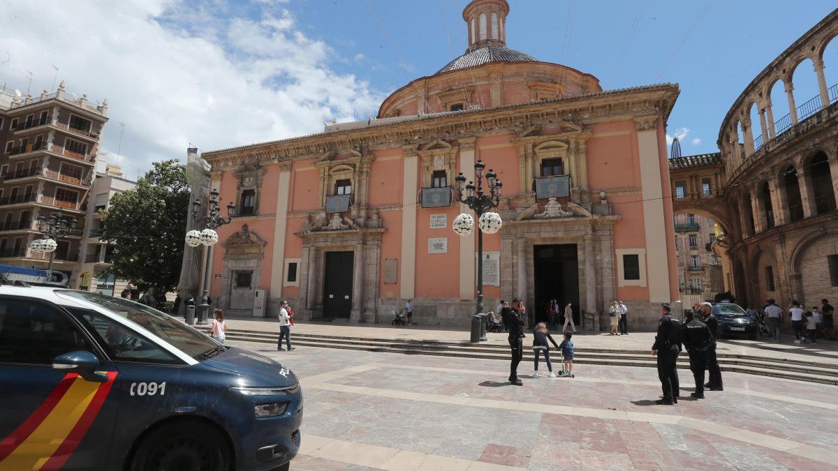 La Policía Nacional, frente a la puerta de la Basílica.