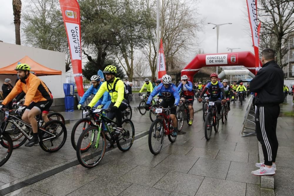 Más de 700 ciclistas tomaron en la mañana de este domingo la salida en Montero Ríos rumbo a Fornelos de Montes.