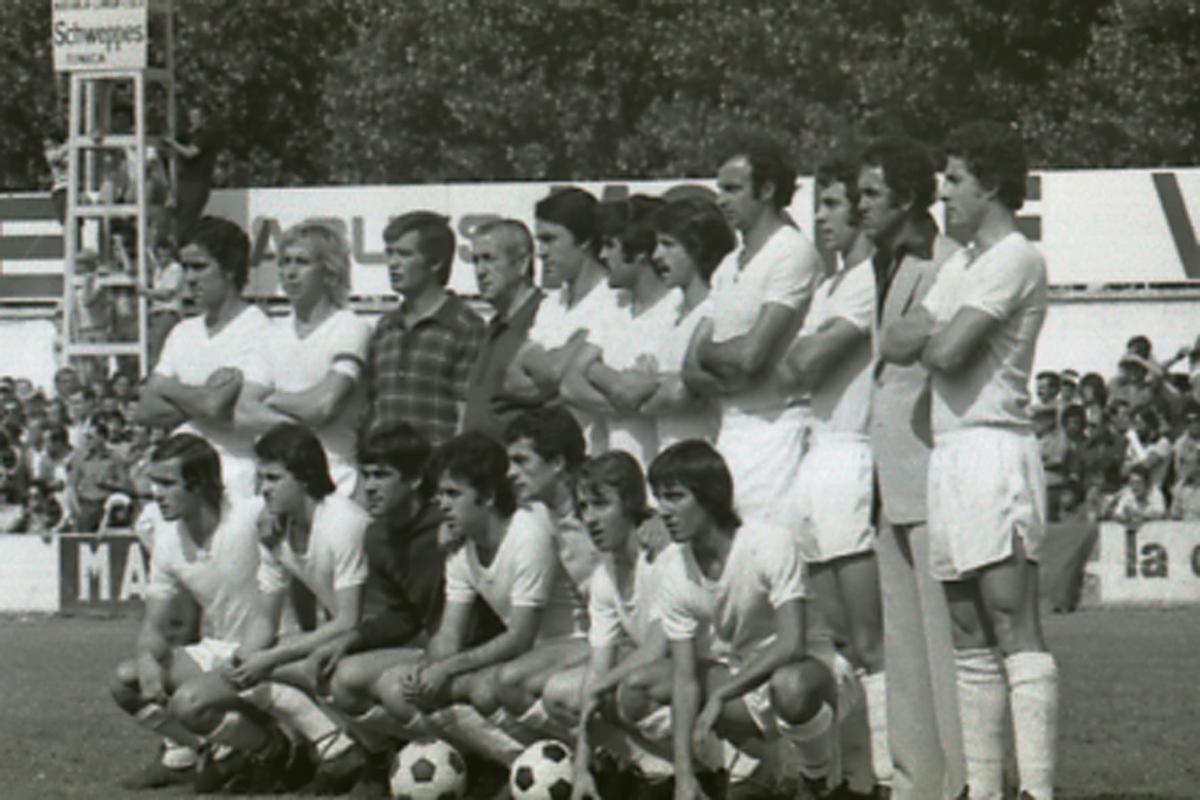 Jugadores y técnicos del CD Olímpic en el partido contra el Levante en 1976.