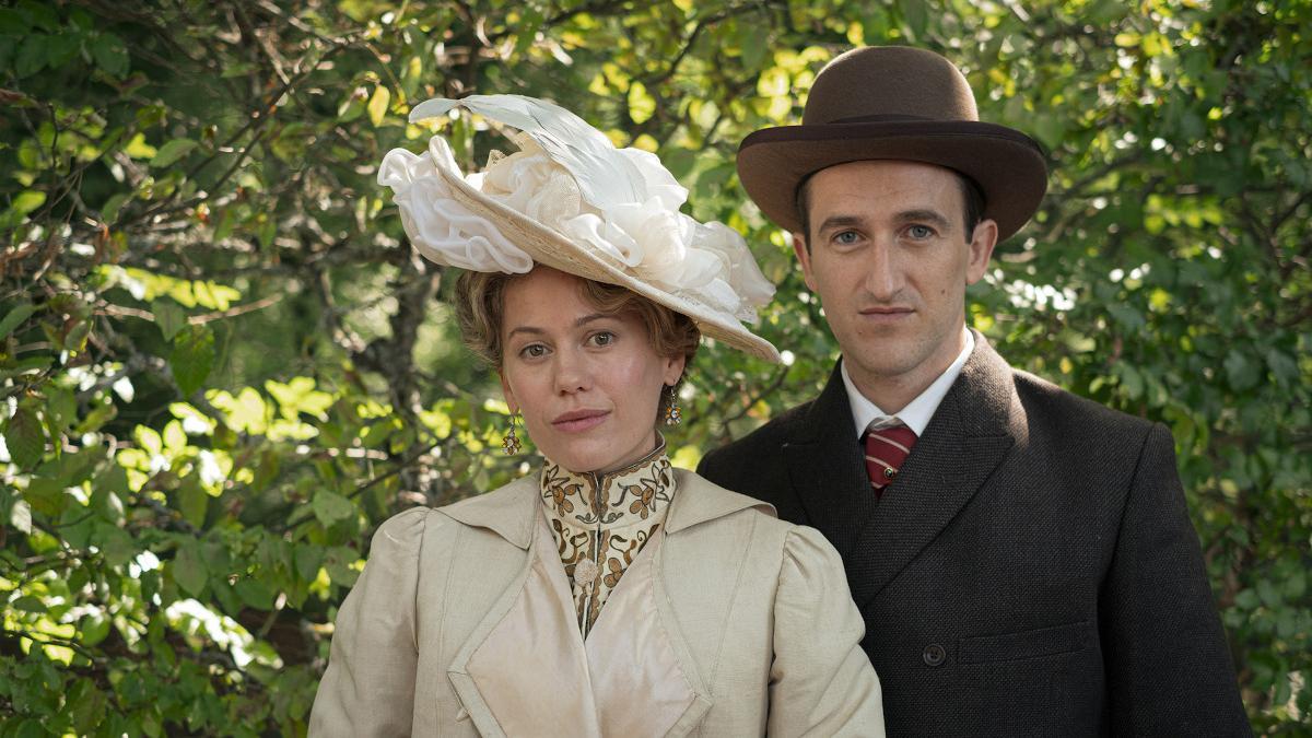 Kimberley Tell y Joan Amargós, como Victoria Eugenia de Battenberg y Alfonso XIII