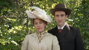 Kimberley Tell y Joan Amargós, como Victoria Eugenia de Battenberg y Alfonso XIII