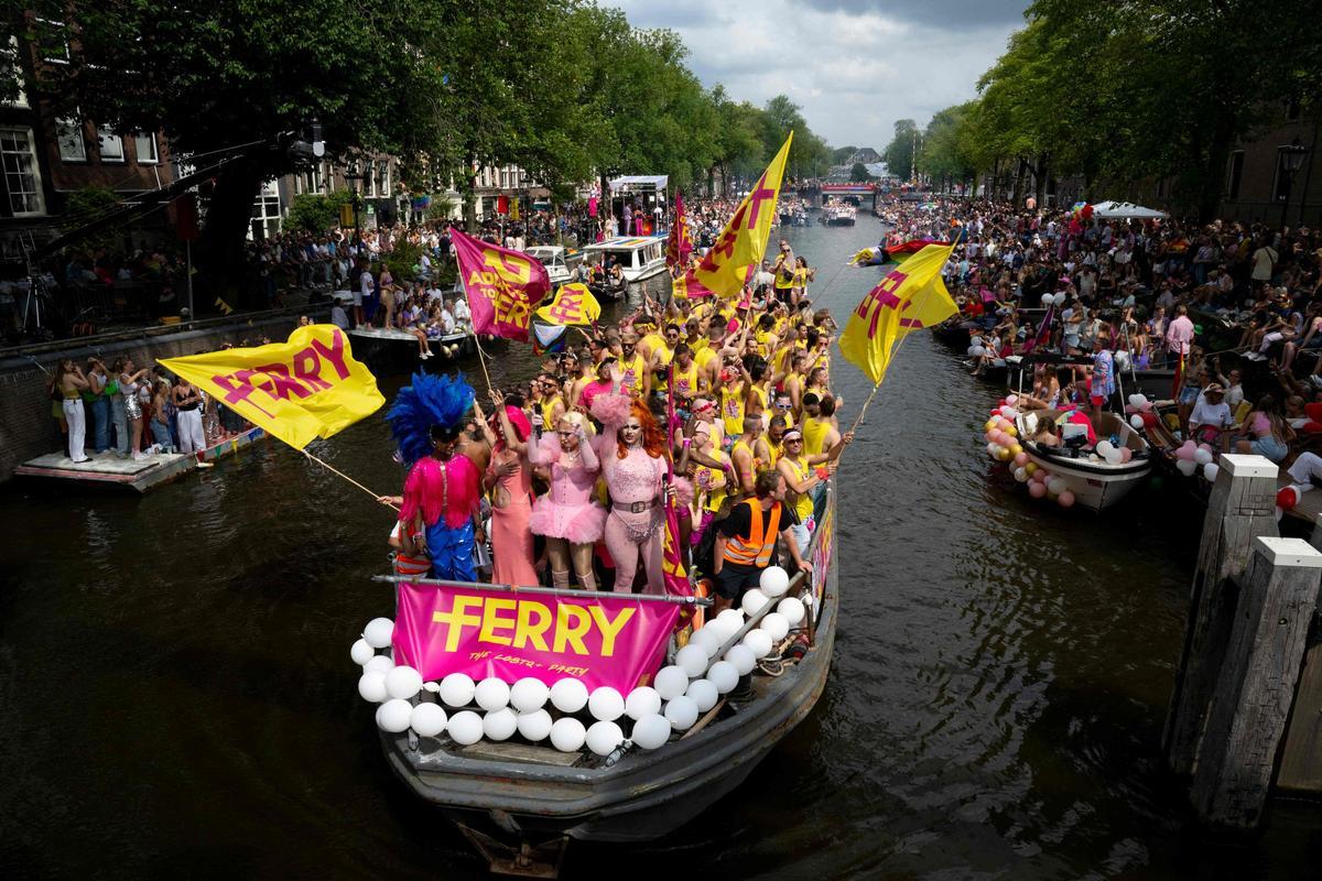 Celebran el desfile anual del orgullo LGTB+ por el Canal en Ámsterdam