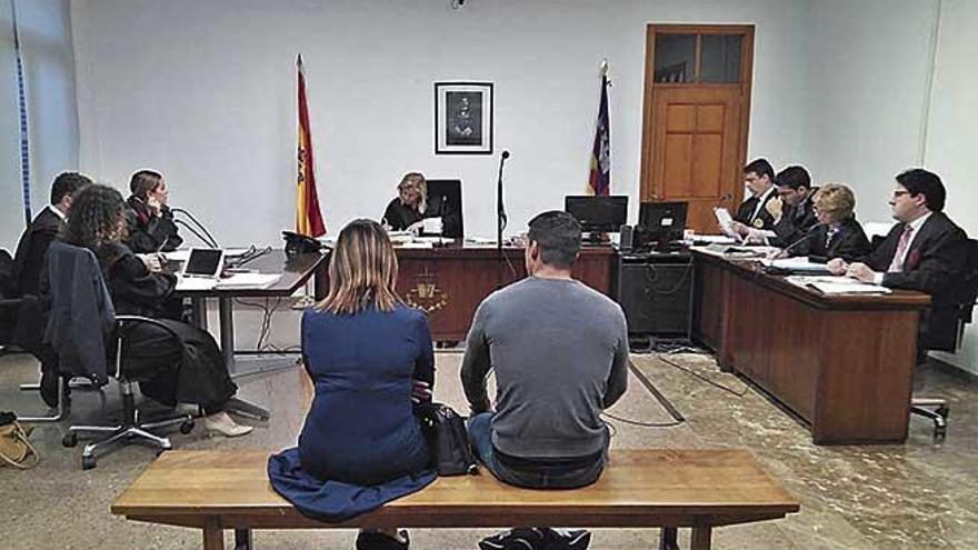 Los dos acusados, madre e hijo, que han sido absueltos, durante el juicio celebrado en Palma.