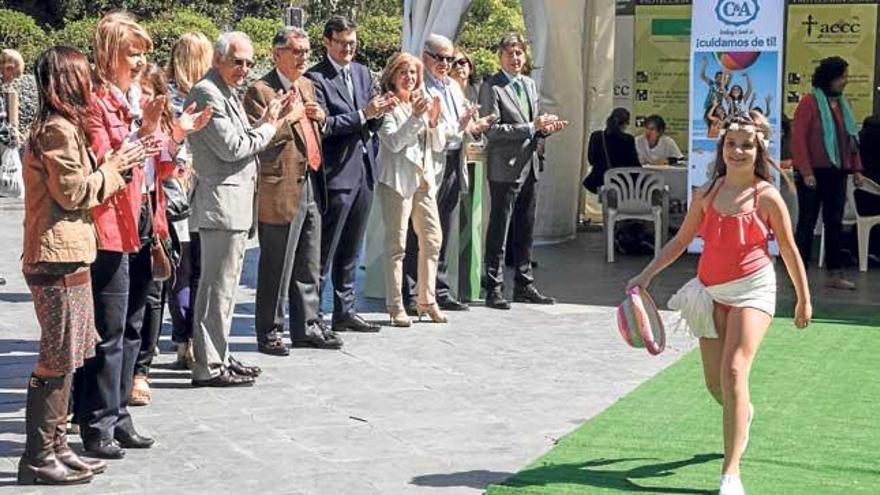 Alumnos del colegio Santa Mónica desfilaron con prendas de baño ante la carpa de la AECC.