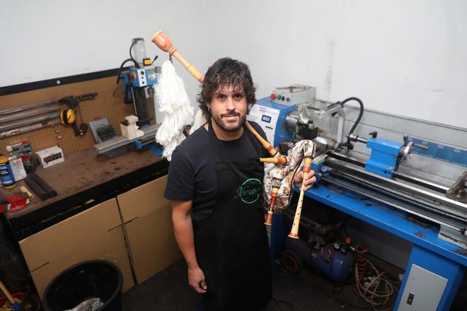 Xesús Rodríguez en su taller de Teo, cerca de Santiago