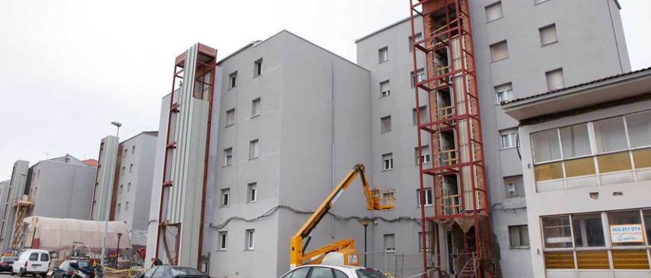 Obras de rehabilitación en las fachadas de la calle Francisco Eiriz, en Jove.