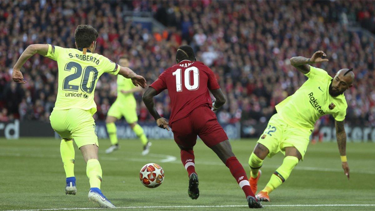 El delantero Mané se zafa de Sergi Roberto y Arturo Vidal en el Liverpool-Barça de la Champions 2018/19