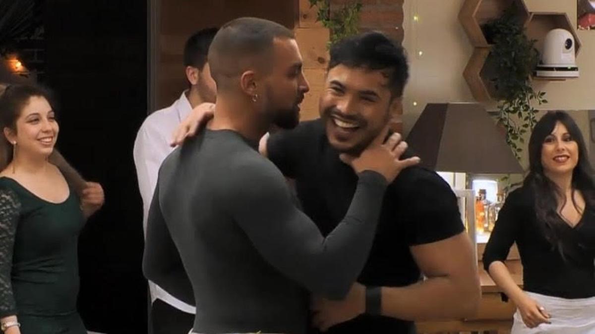 Una petó fallit acaba en cobra entre dos comensals de ‘First Dates’: «M’ha excitat»