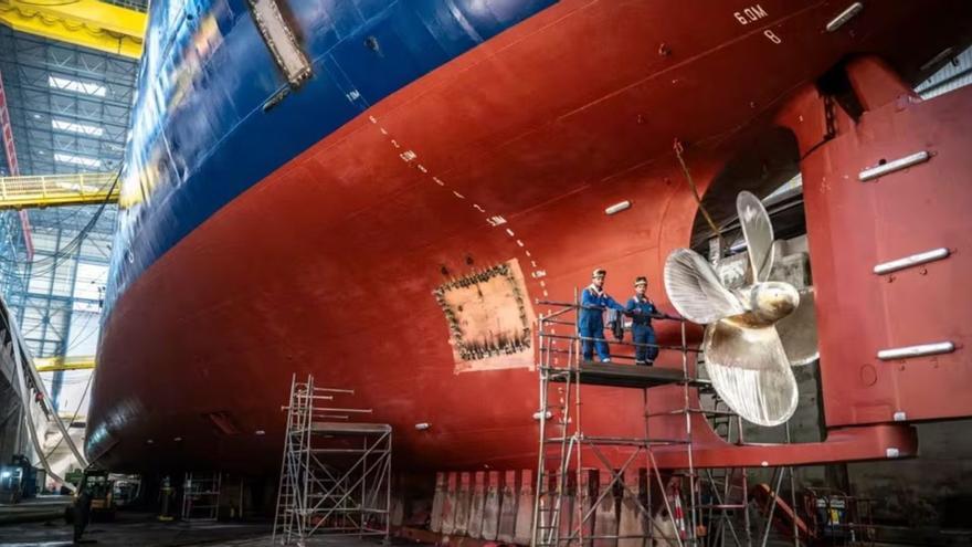 Trabajadores de Damen junto a la hélice de un buque. |  Damen Group