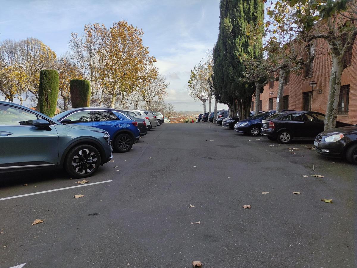 Zona de estacionamiento de vehículos del Parador que se va a peatonalizar.