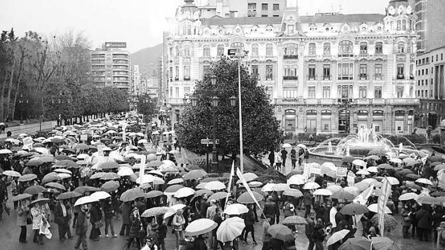 Los manifestantes, bajo la lluvia, llegando a la plaza de la Escandalera, en Oviedo.