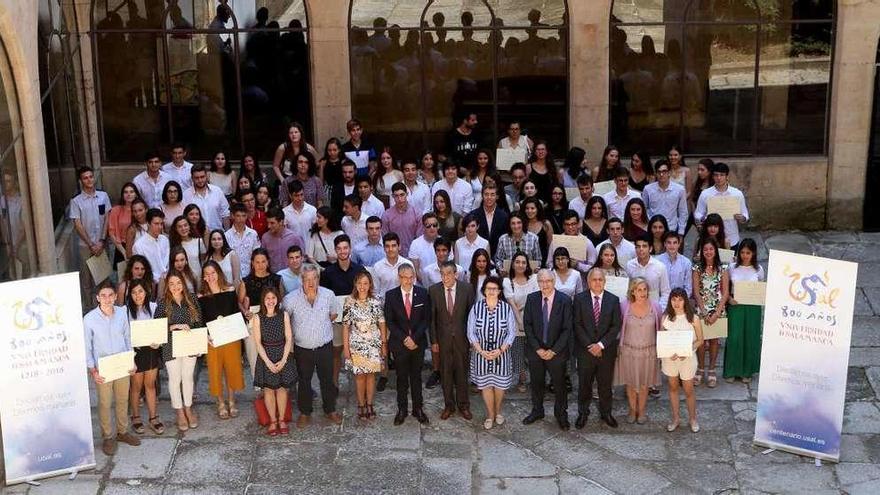 Los cien alumnos del distrito de la Universidad de Salamanca con las mejores notas en la EBAU, en una foto de familia.