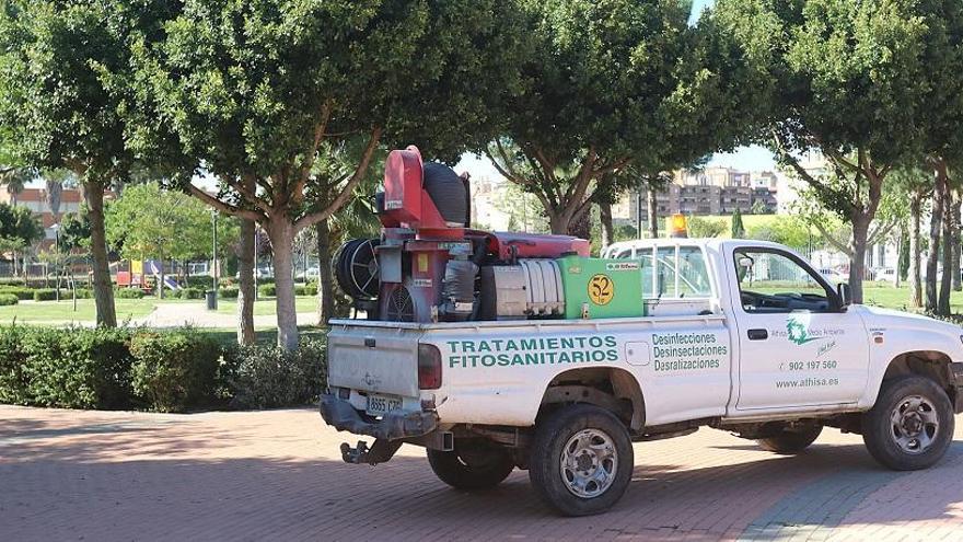 Labores de fumigación en Parque Litoral.