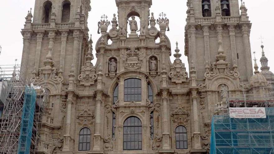 Fachada del Obradoiro de la Catedral de Santiago tras la retirada de parte de los andamios.