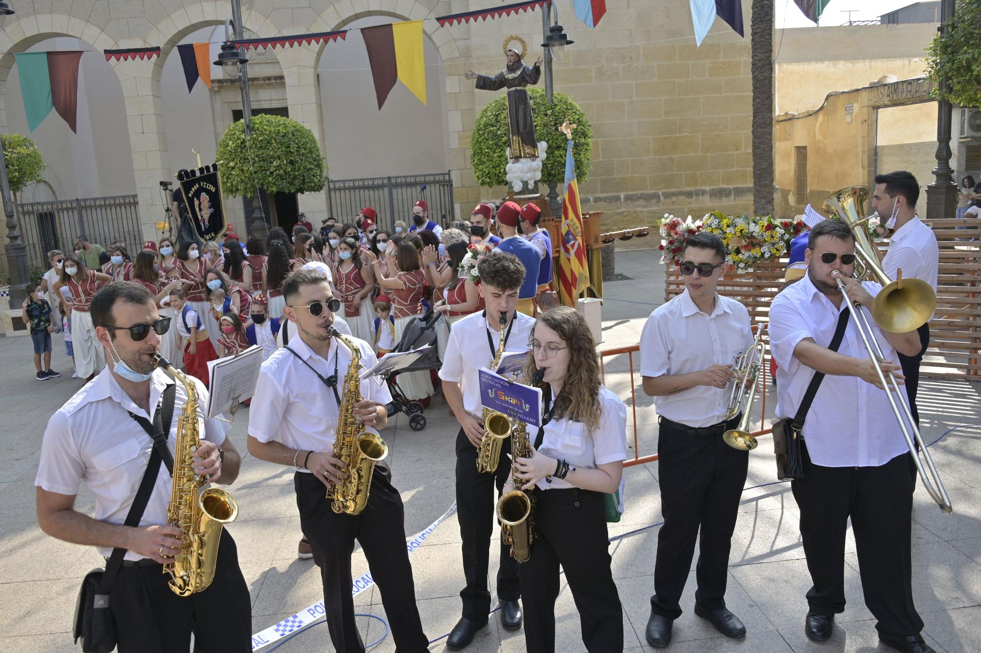 Crevillent celebra el primer desfile de Moros y Cristianos en la provincia con mascarilla