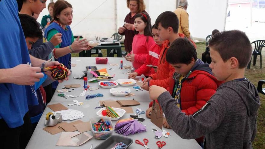 Los jóvenes de la parroquia, en el taller de manualidades.