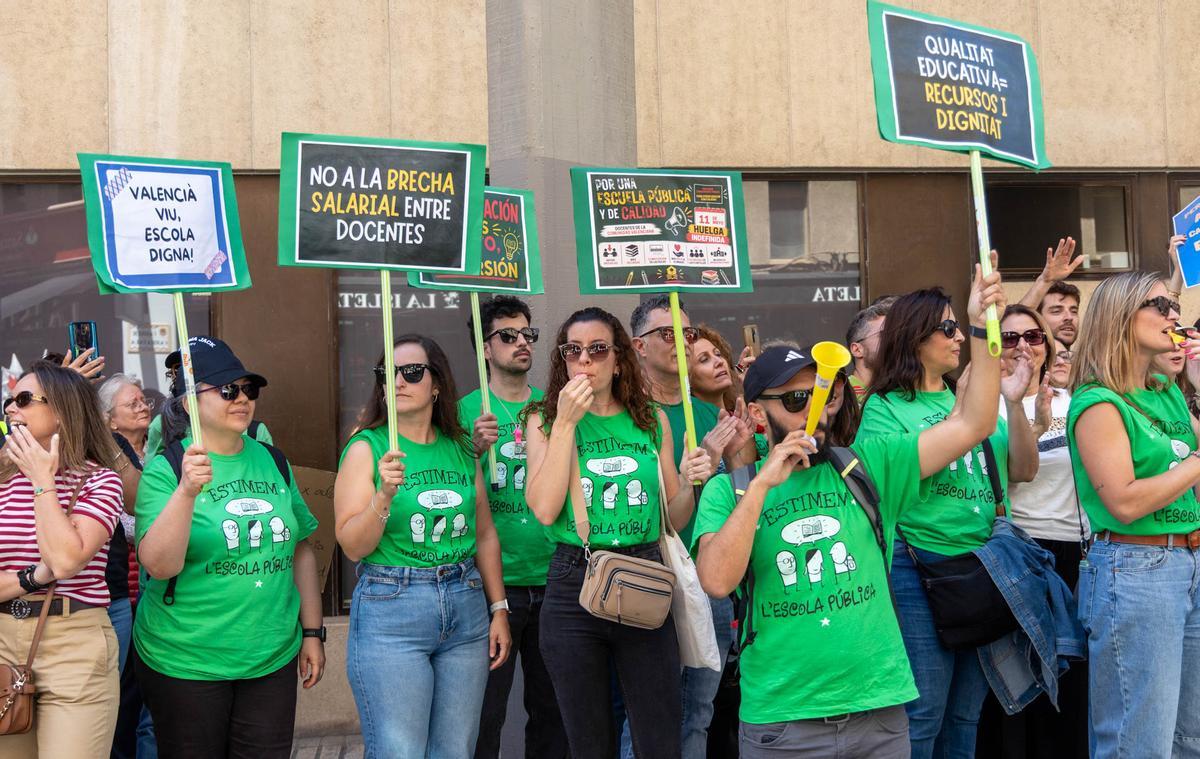 Las calles de Alicante se tiñen de verde por la manifestación de profesores el primer día de huelga de educación