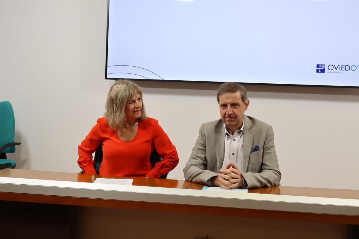 Marisa Ponga y Carlos Fernández Llaneza en la sala de prensa del Ayuntamiento.