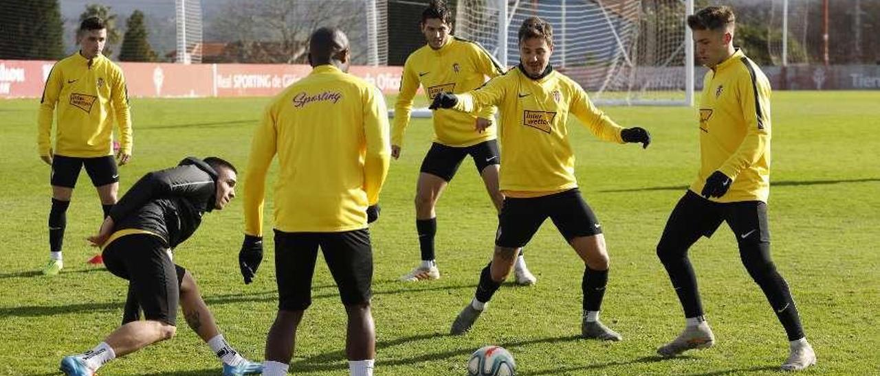 De izquierda a derecha, Manu García, Djuka, Babin (de espalda), Cristian Salvador, Traver y Nacho Méndez realizando un rondo ayer en Mareo.